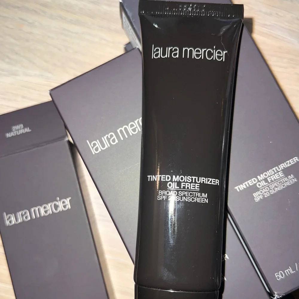 LAURA MERCIER Tinted Moisturizer Oil Free-Broad
Spectrum SPF 20 - 2W3 NATURAL - Picture 5 of 7